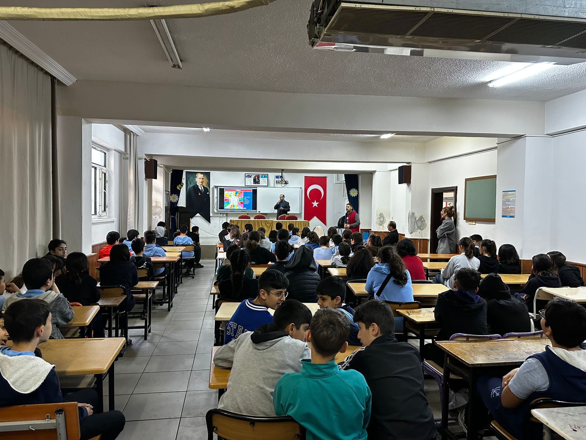 Mersin Yenişehir Barbaros Ortaokulu Öğrencilerine Yönelik Bilinçli ve Güvenli İnternet Kullanımı Semineri