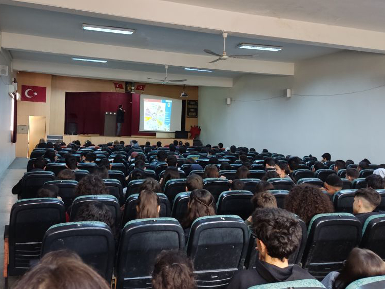 Mersin Akdeniz Tevfik Sırrı Gür Anadolu Lisesi Öğrencilerine Yönelik Bilinçli ve Güvenli İnternet Kullanımı Semineri