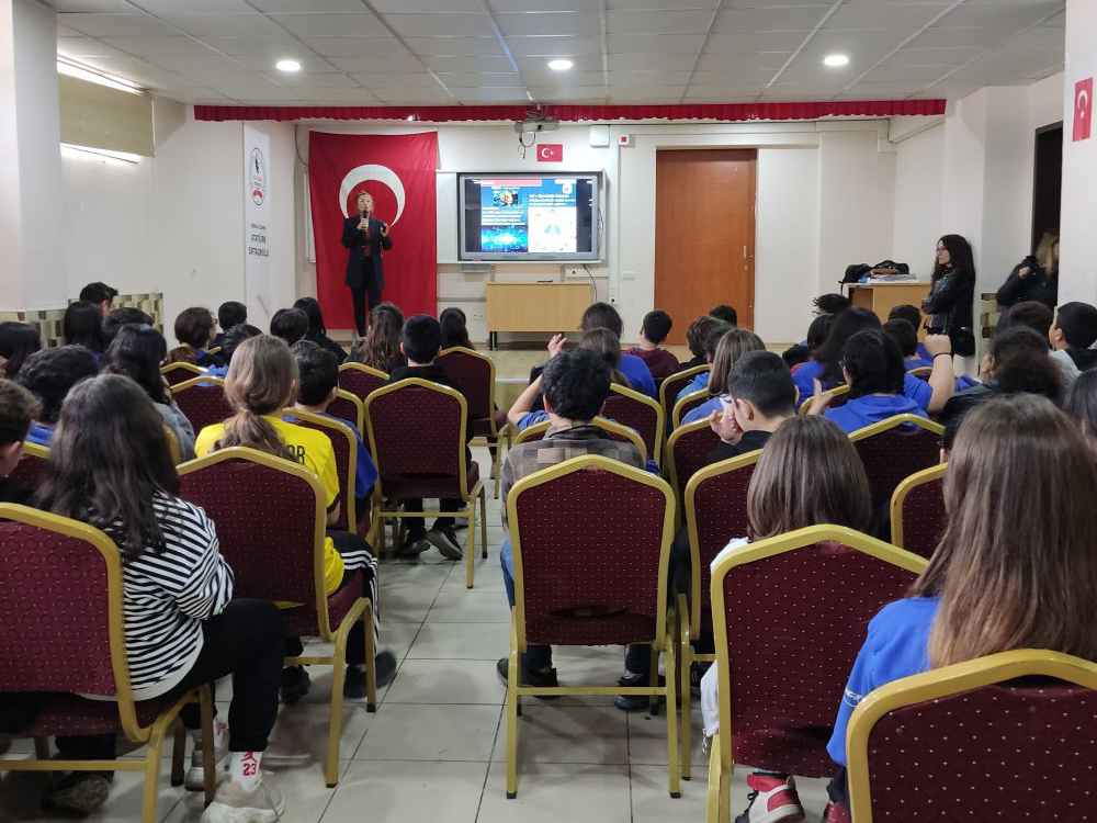 Mersin Silifke Atatürk Ortaokulu Öğrencilerine Yönelik Bilinçli ve Güvenli İnternet Kullanımı Semineri
