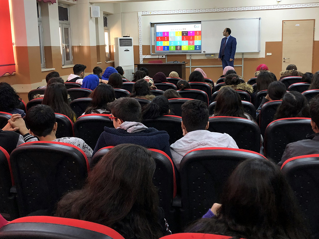 Diyarbakır Fatih Sultan Mehmet Anadolu Lisesi'nde Bilinçli ve Güvenli İnternet Semineri