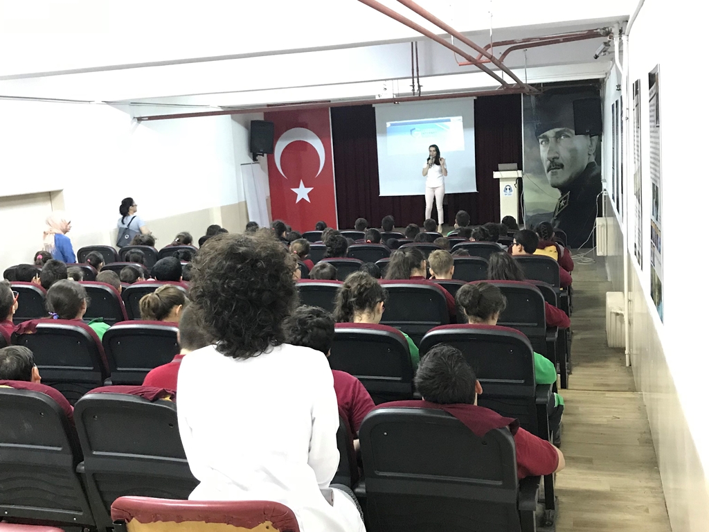 İstanbul İbni Sina Ortaokulu’nda Bilinçli ve Güvenli İnternet Semineri