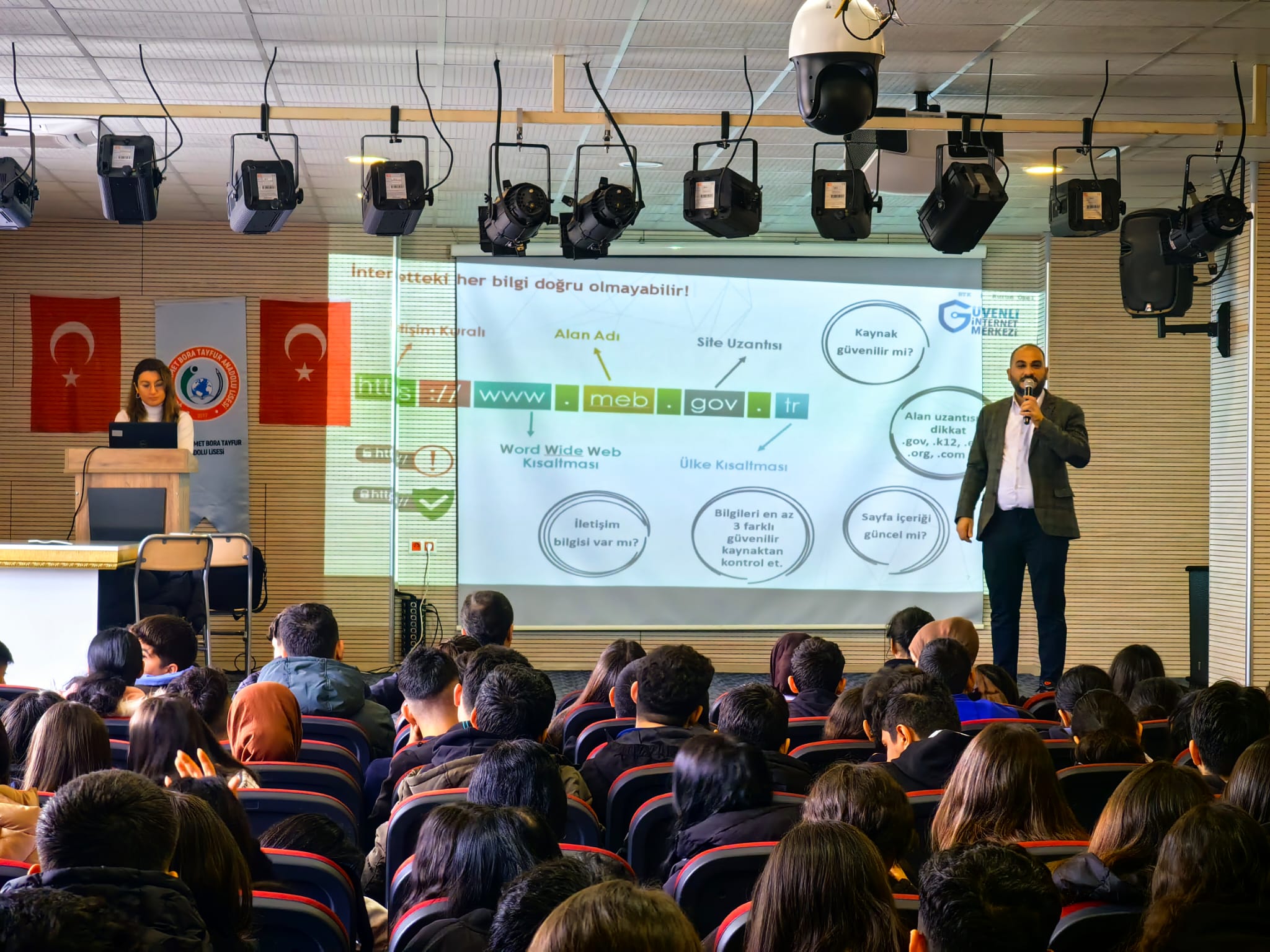 Diyarbakır Kayapınar Şehit Mehmet Bora Tayfur Anadolu Lisesi Öğrencilerine Yönelik Bilinçli ve Güvenli İnternet Kullanımı Semineri