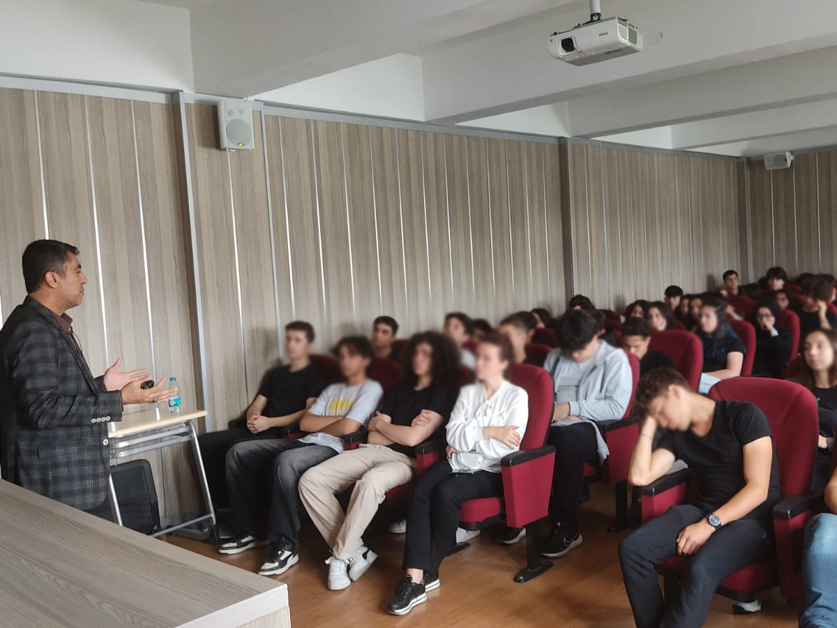 Ankara Çankaya Dr. Binnaz Ege Dr. Rıdvan Ege Anadolu Lisesi Öğrencilerine Yönelik Bilinçli ve Güvenli İnternet Kullanımı Semineri