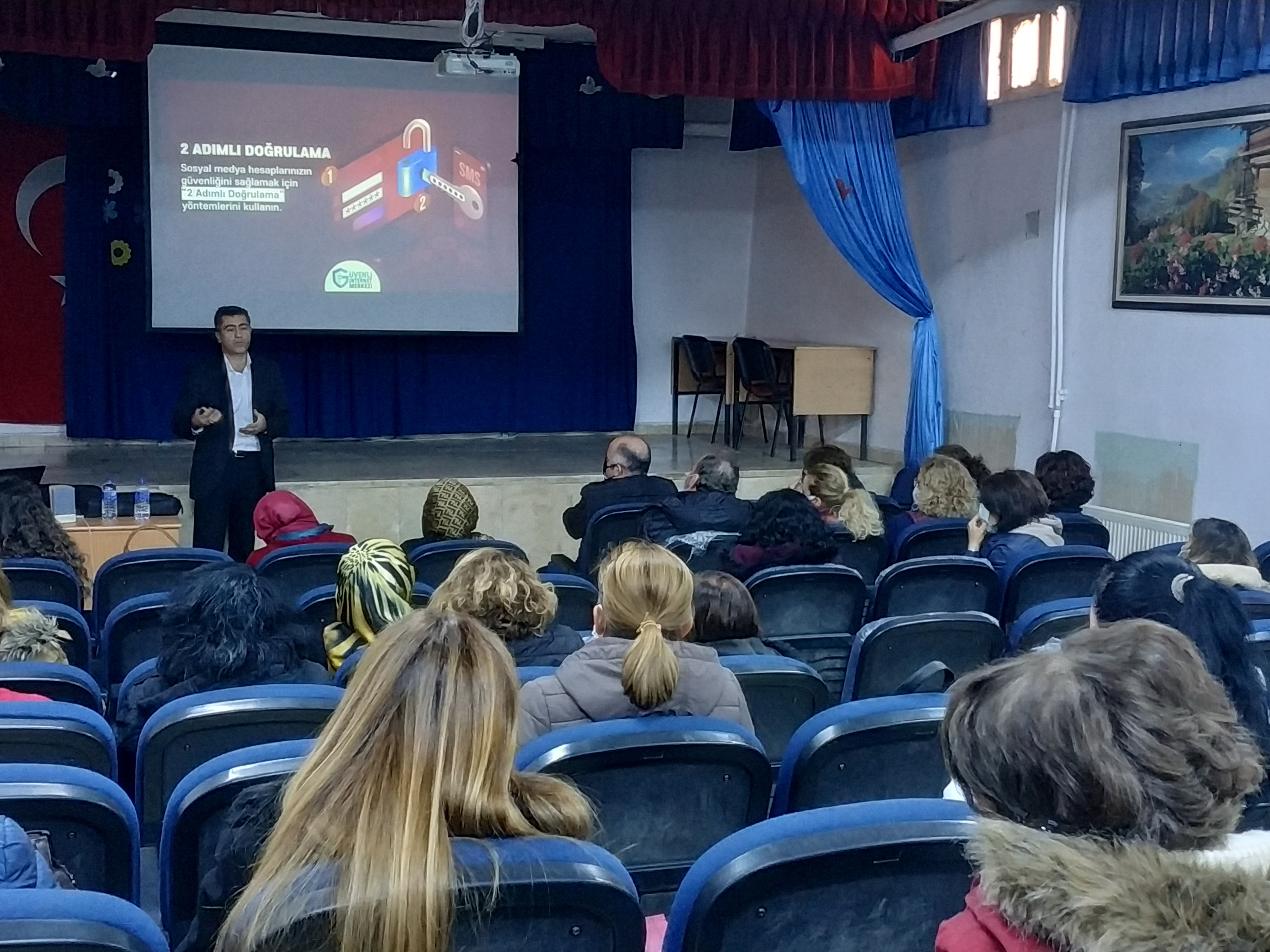 Ankara Yenimahalle Abdi İpekçi İlkokulu Öğretmenlerine Yönelik Bilinçli ve Güvenli İnternet Kullanımı Semineri