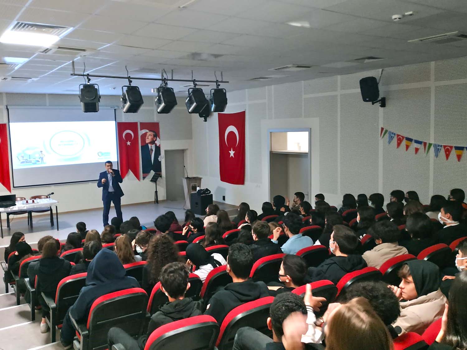 Ankara Etimesgut Şehit Velit Bekdaş Anadolu Lisesi Öğrencilerine Yönelik Bilinçli ve Güvenli İnternet Kullanımı Semineri