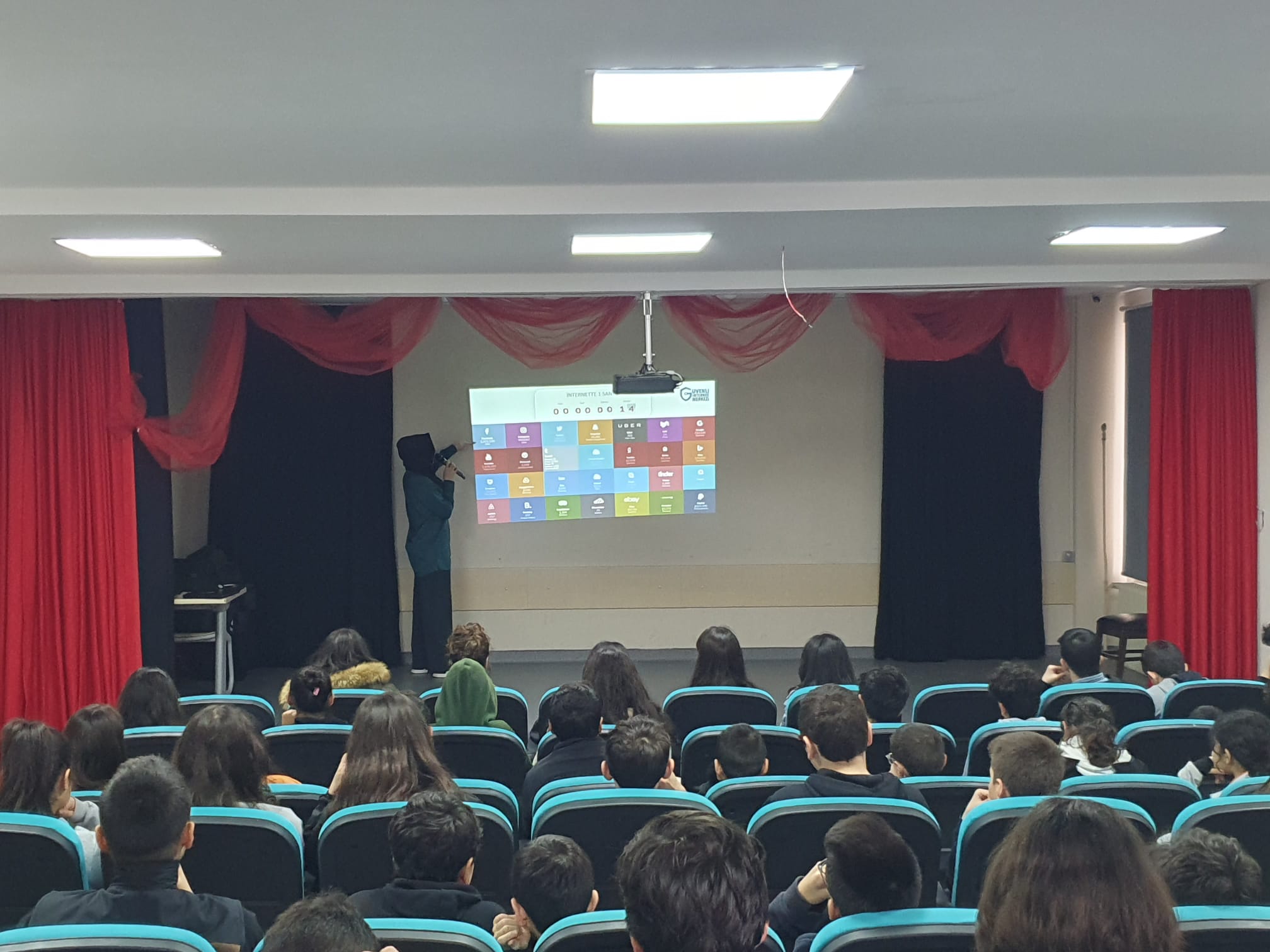 İstanbul Ataşehir Şehit Cengiz Hasbal Ortaokulu Öğrencilerine Yönelik Bilinçli ve Güvenli İnternet Kullanımı Semineri