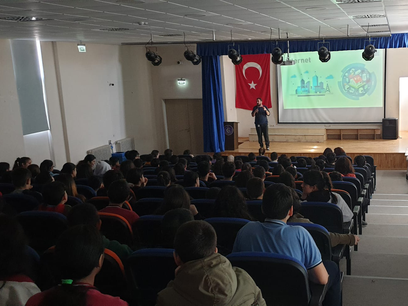 İstanbul Pendik Fethi Gemuhoğlu Ortaokulu Öğrencilerine Yönelik Bilinçli ve Güvenli İnternet Kullanımı Semineri