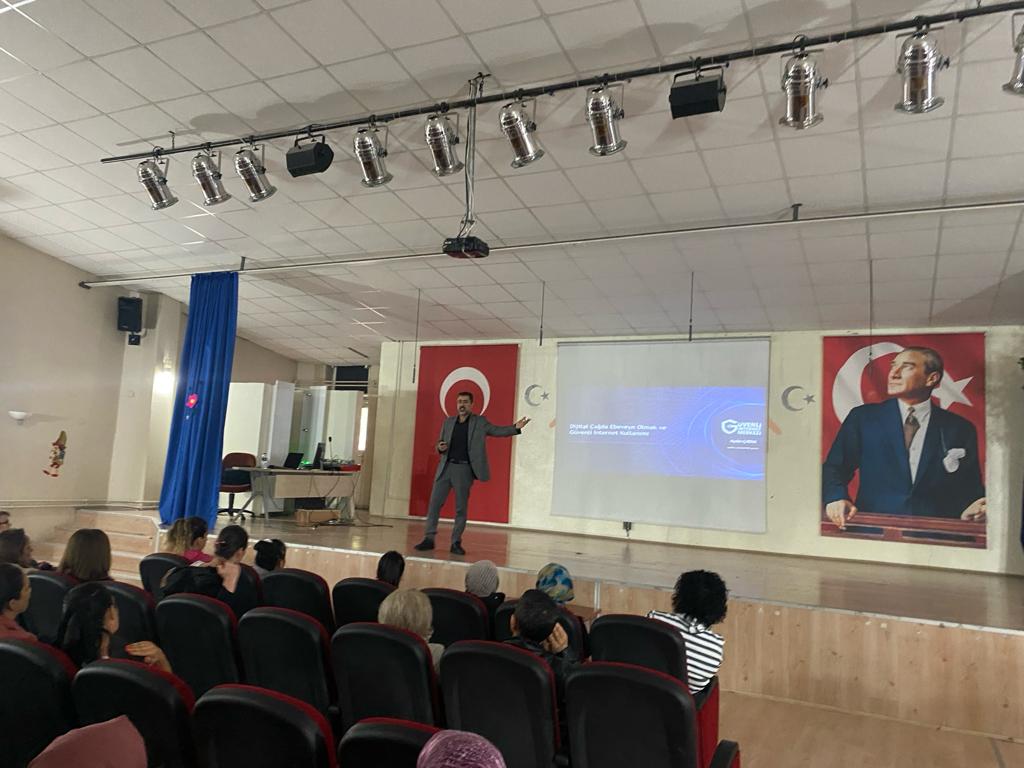 Ankara Etimesgut Şehit Ferhat Koç İlkokulu Velilerine Yönelik Bilinçli ve Güvenli İnternet Kullanımı Semineri