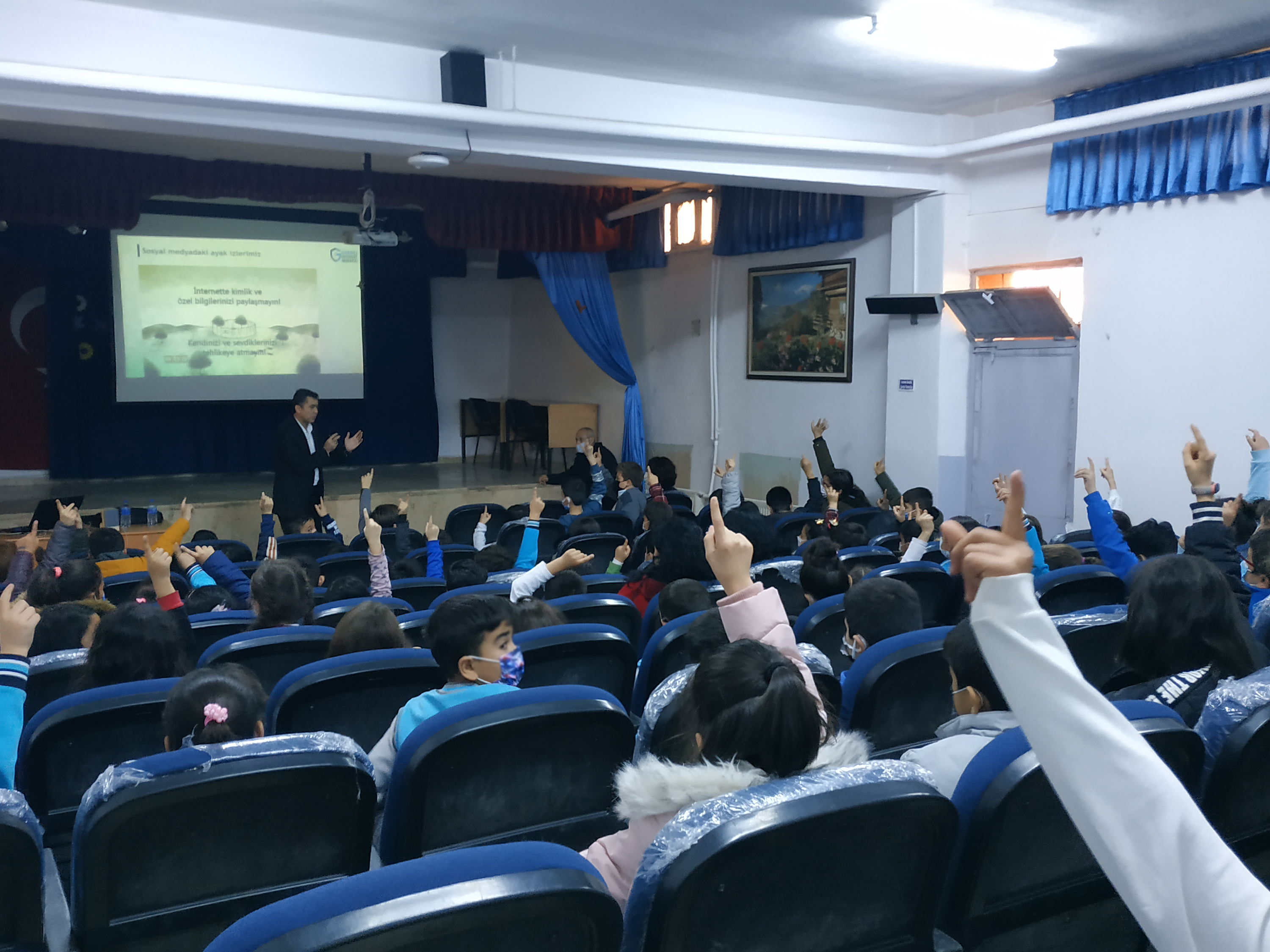 Ankara Yenimahalle Abdi İpekçi İlkokulu Öğrencilerine Yönelik Bilinçli ve Güvenli İnternet Kullanımı Semineri