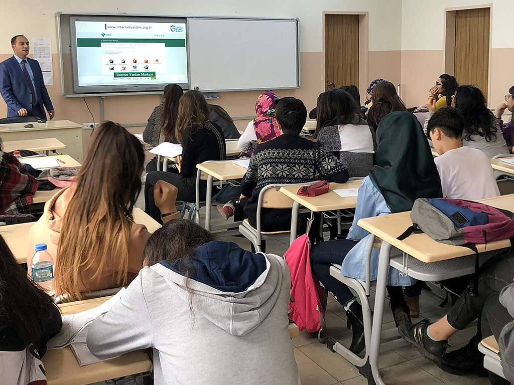 Diyarbakır Burhanettin Yıldız Mesleki Teknik Anadolu Lisesi'nde Bilinçli ve Güvenli İnternet Semineri