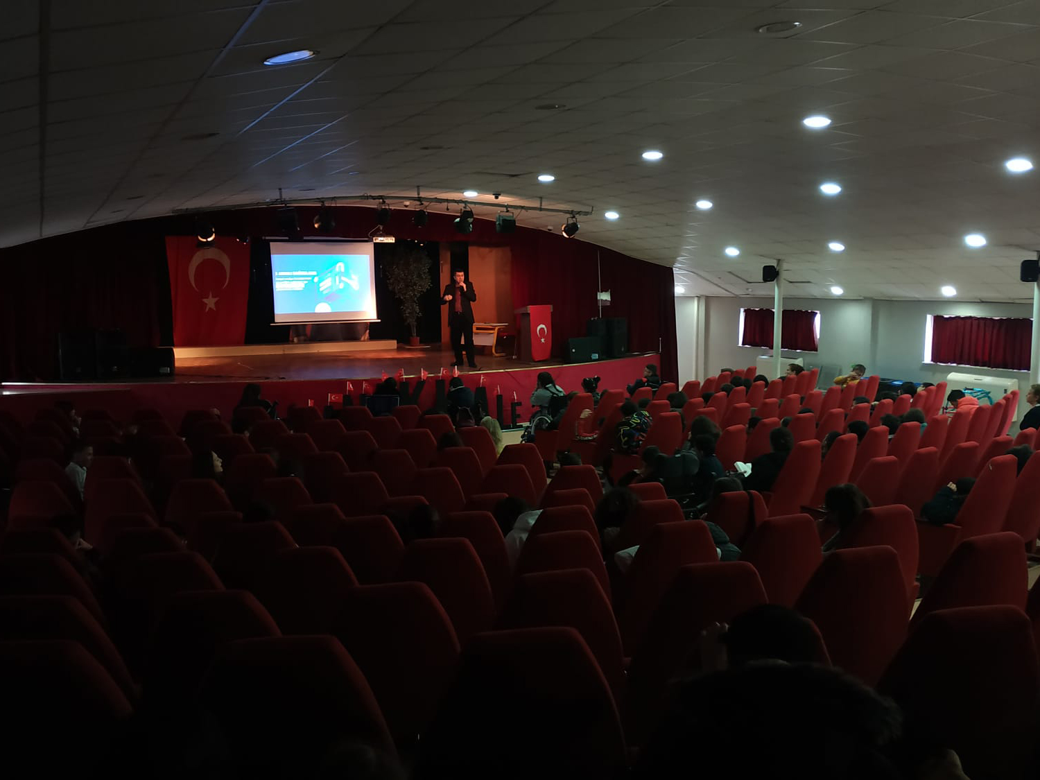 Ankara Çankaya MEV Gökkuşağı Özel Eğitim Ortaokulu Öğrencilerine ve Velilerine Yönelik Bilinçli ve Güvenli İnternet Kullanımı Semineri