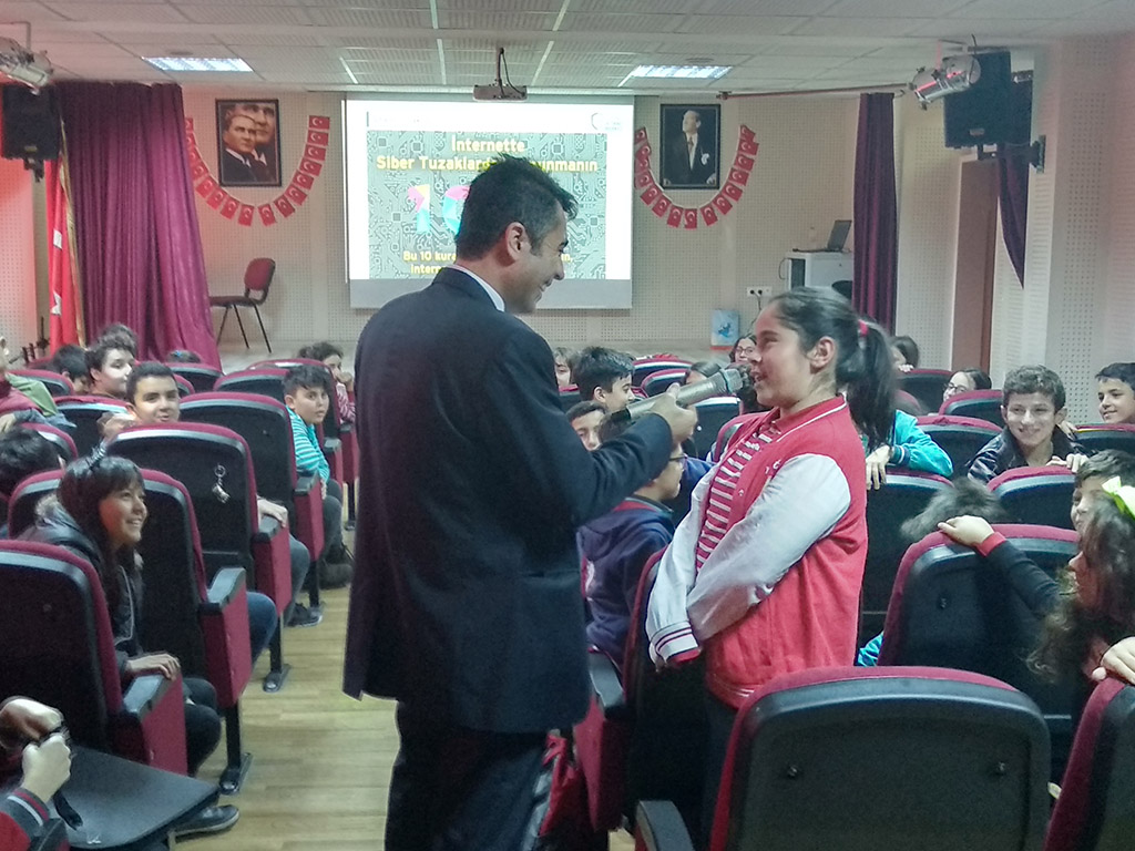 Ankara Yenimahalle Nasrettin Hoca Ortaokulu'nda Bilinçli ve Güvenli İnternet Semineri