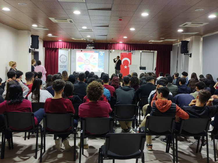 Mersin Toroslar Cahit Zarifoğlu Anadolu Lisesi Öğrencilerine Yönelik Bilinçli ve Güvenli İnternet Kullanımı Semineri