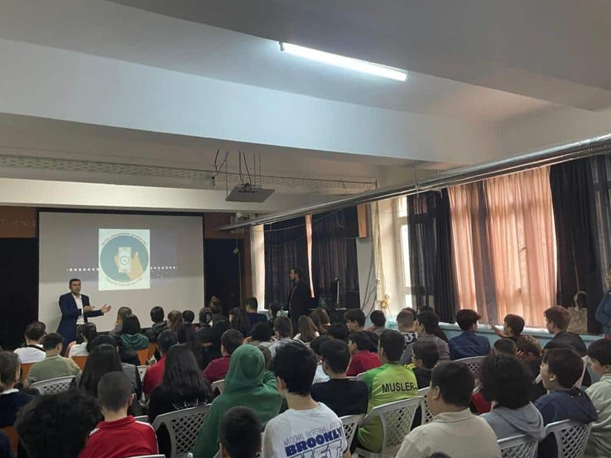 Ankara Çankaya Ayten Tekışık Ortaokulu Öğrencilerine Yönelik Bilinçli ve Güvenli İnternet Kullanımı Semineri