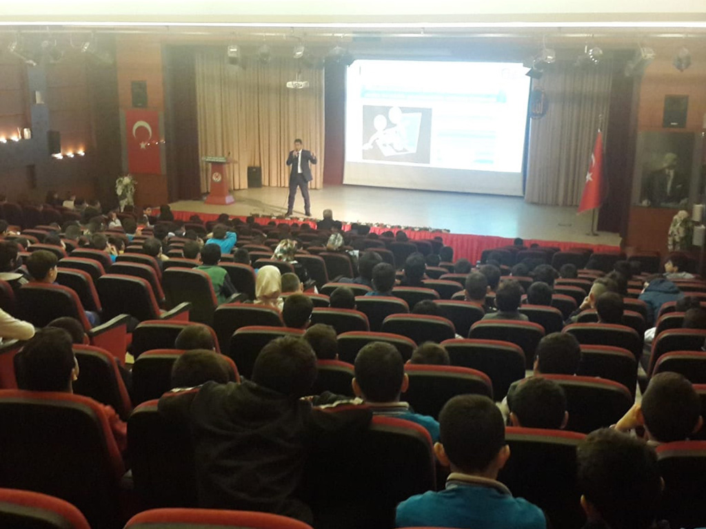 Ankara Yenimahalle Şehit Hakan Ünver İmam-Hatip Ortaokulu'nda Bilinçli ve Güvenli İnternet Semineri