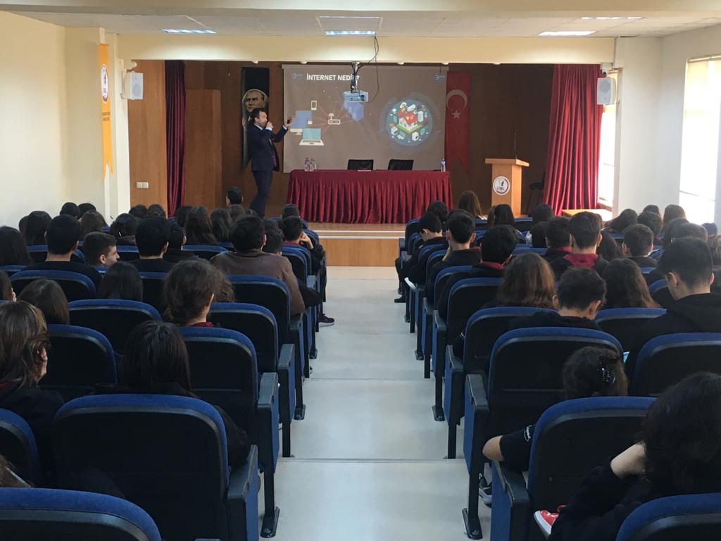 İstanbul Başakşehir Bahçeşehir Atatürk Anadolu Lisesi Öğrencilerine Yönelik Bilinçli ve Güvenli İnternet Kullanımı Semineri