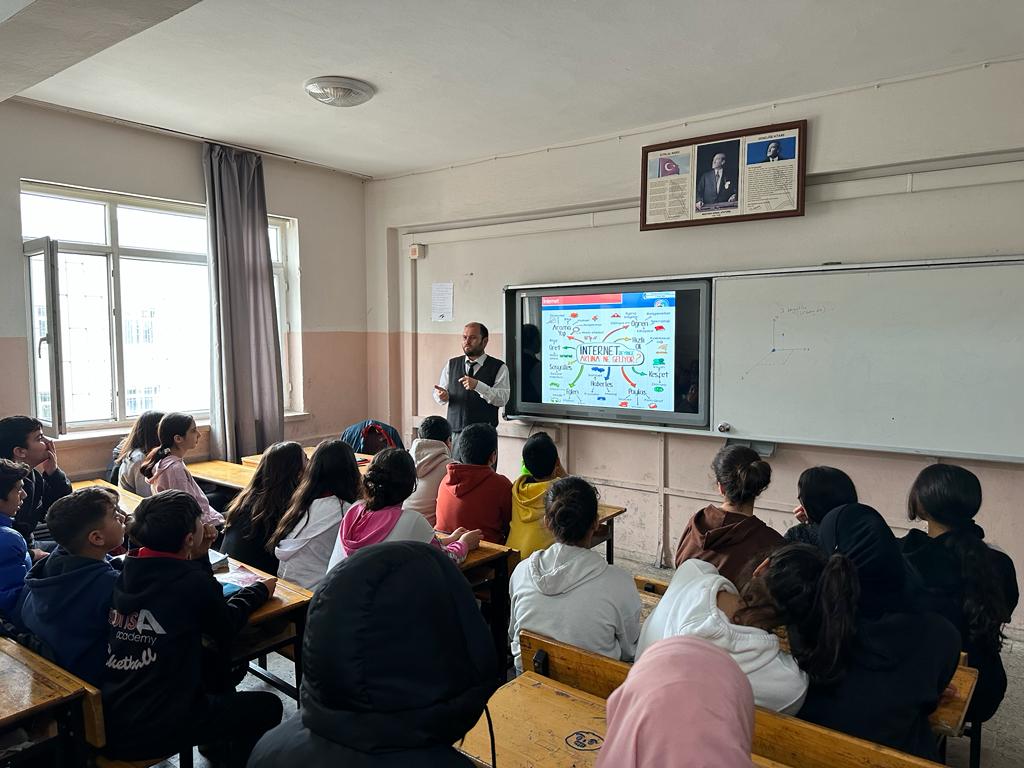 Mersin Akdeniz Mimar Sinan Ortaokulu Öğrencilerine Yönelik Bilinçli ve Güvenli İnternet Kullanımı Semineri