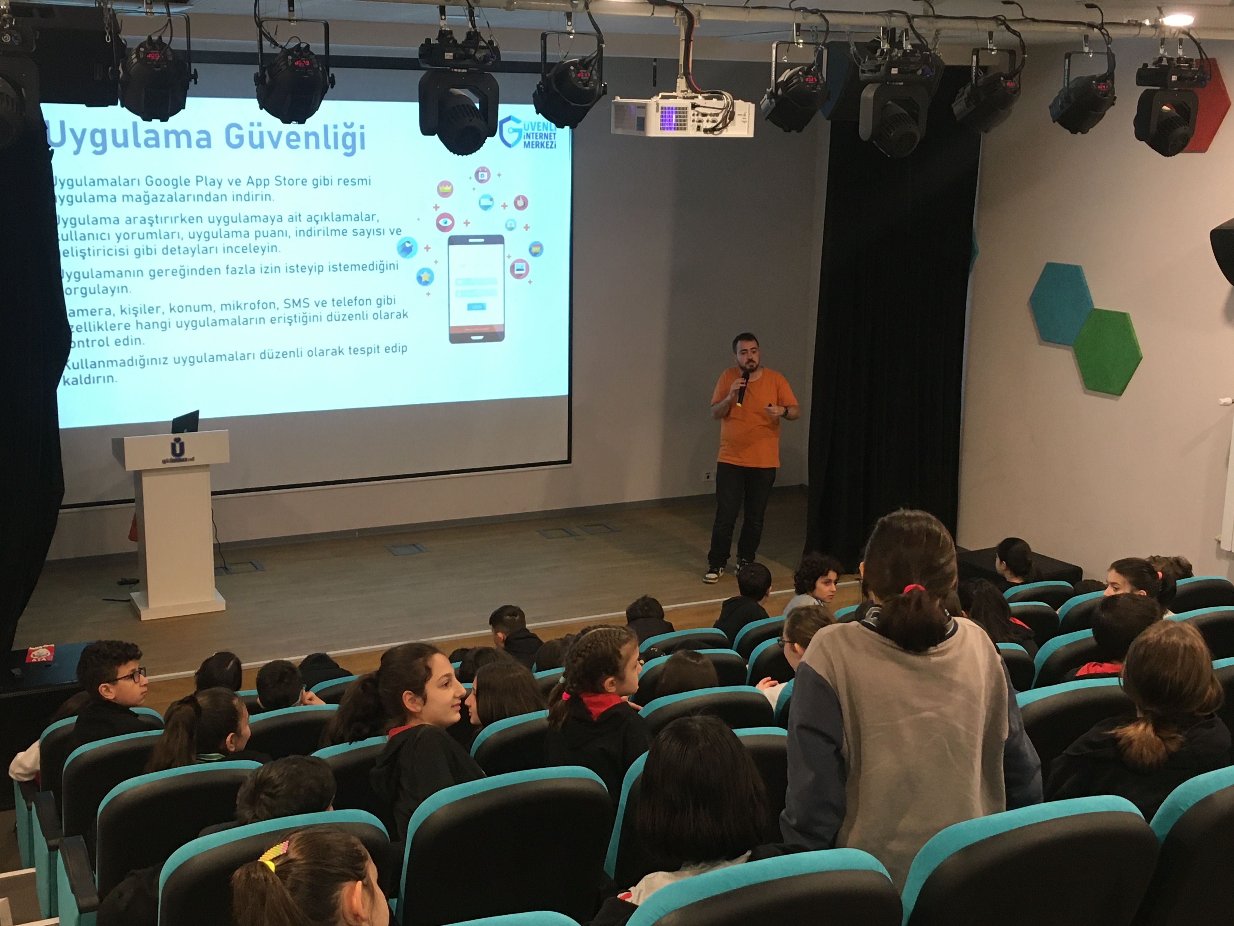 İstanbul Üsküdar Lütfi Erçin Ortaokulu Öğrencilerine Yönelik Bilinçli ve Güvenli İnternet Kullanımı Semineri