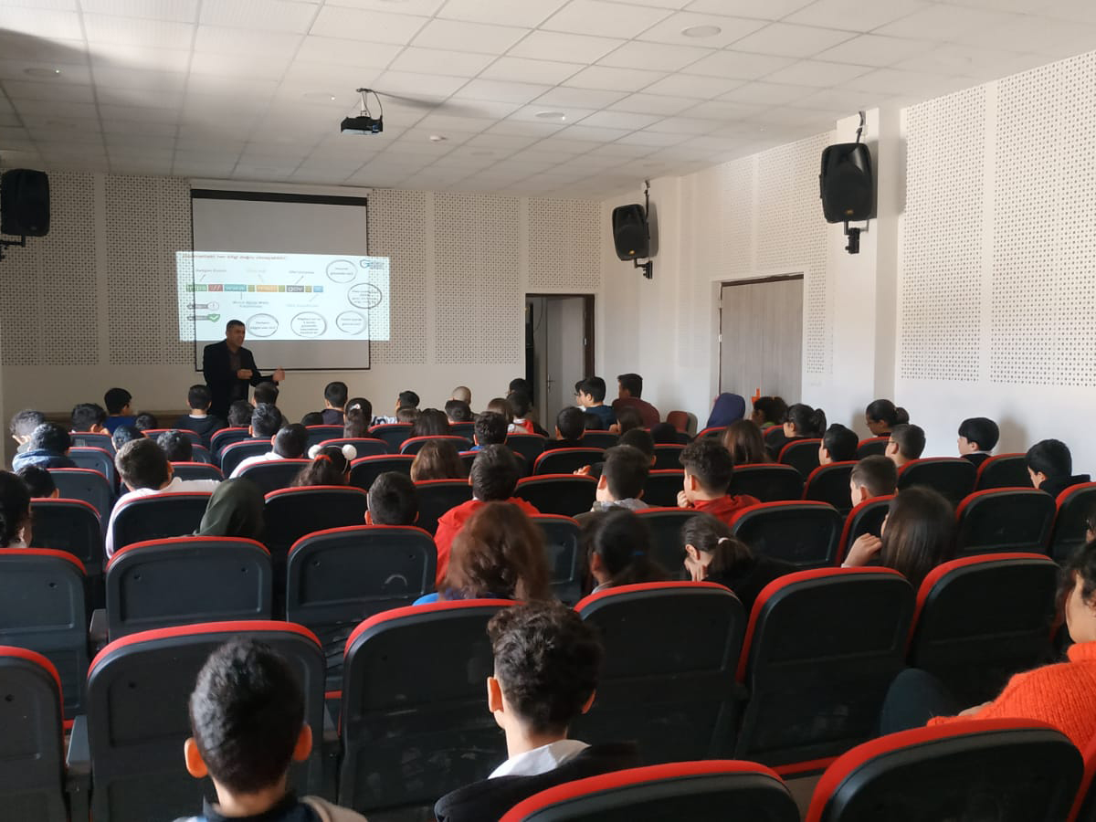 Ankara Keçiören Kafkas Ortaokulu Öğrencilerine Yönelik Bilinçli ve Güvenli İnternet Kullanımı Semineri