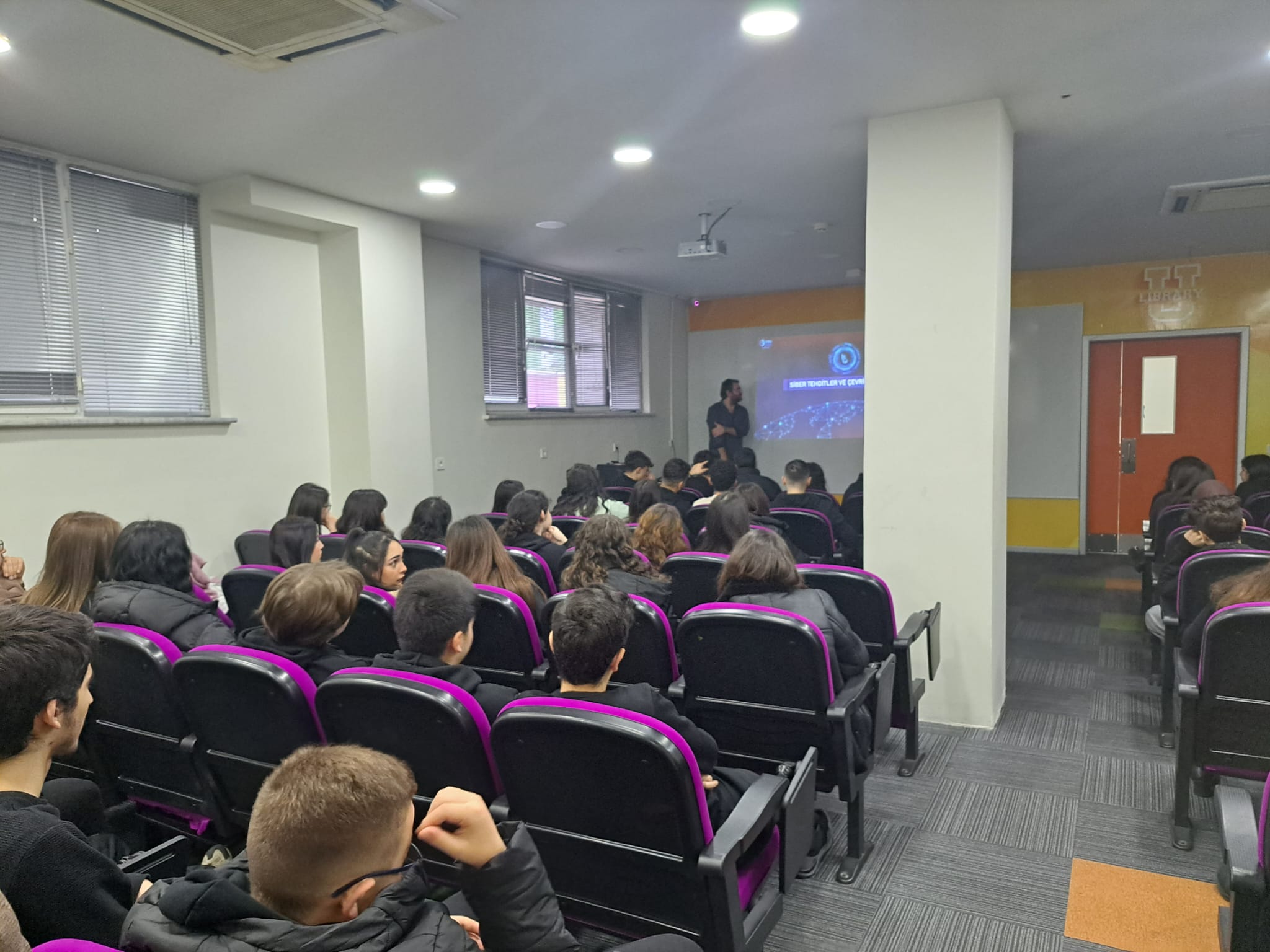 İstanbul Beykoz Uğur Okulları Öğrencilerine Yönelik Bilinçli ve Güvenli İnternet Kullanımı Semineri