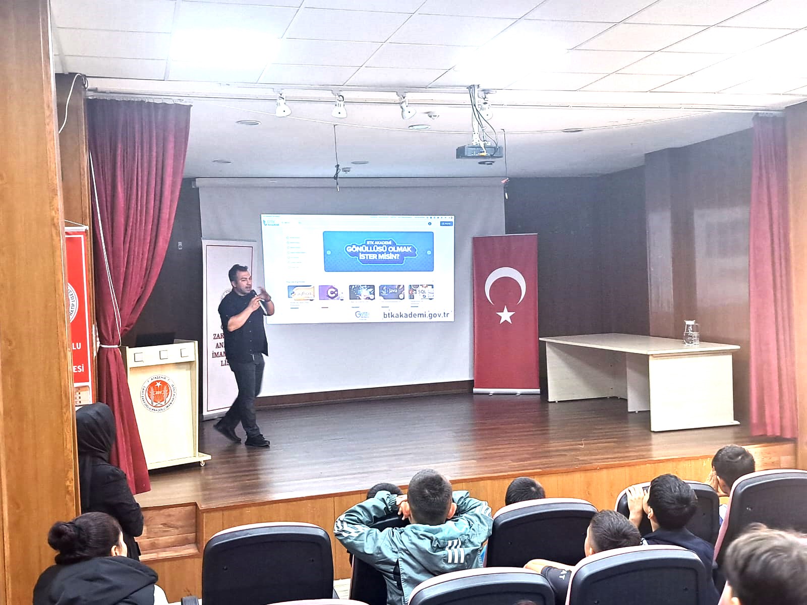 İstanbul Ataşehir Cahit Zarifoğlu Anadolu İmam Hatip Lisesi Öğrencilerine Yönelik Bilinçli ve Güvenli İnternet Kullanımı Semineri