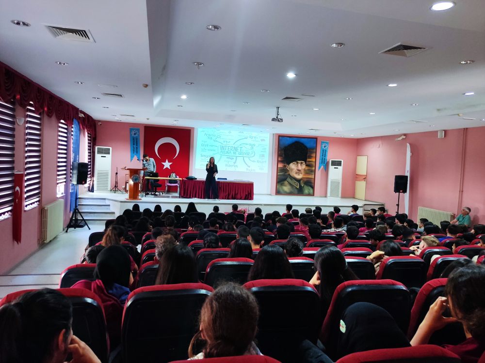Mersin Tarsus İclal Ekenler Mesleki Ve Teknik Anadolu Lisesi Öğrencilerine Yönelik Bilinçli ve Güvenli İnternet Kullanımı Semineri