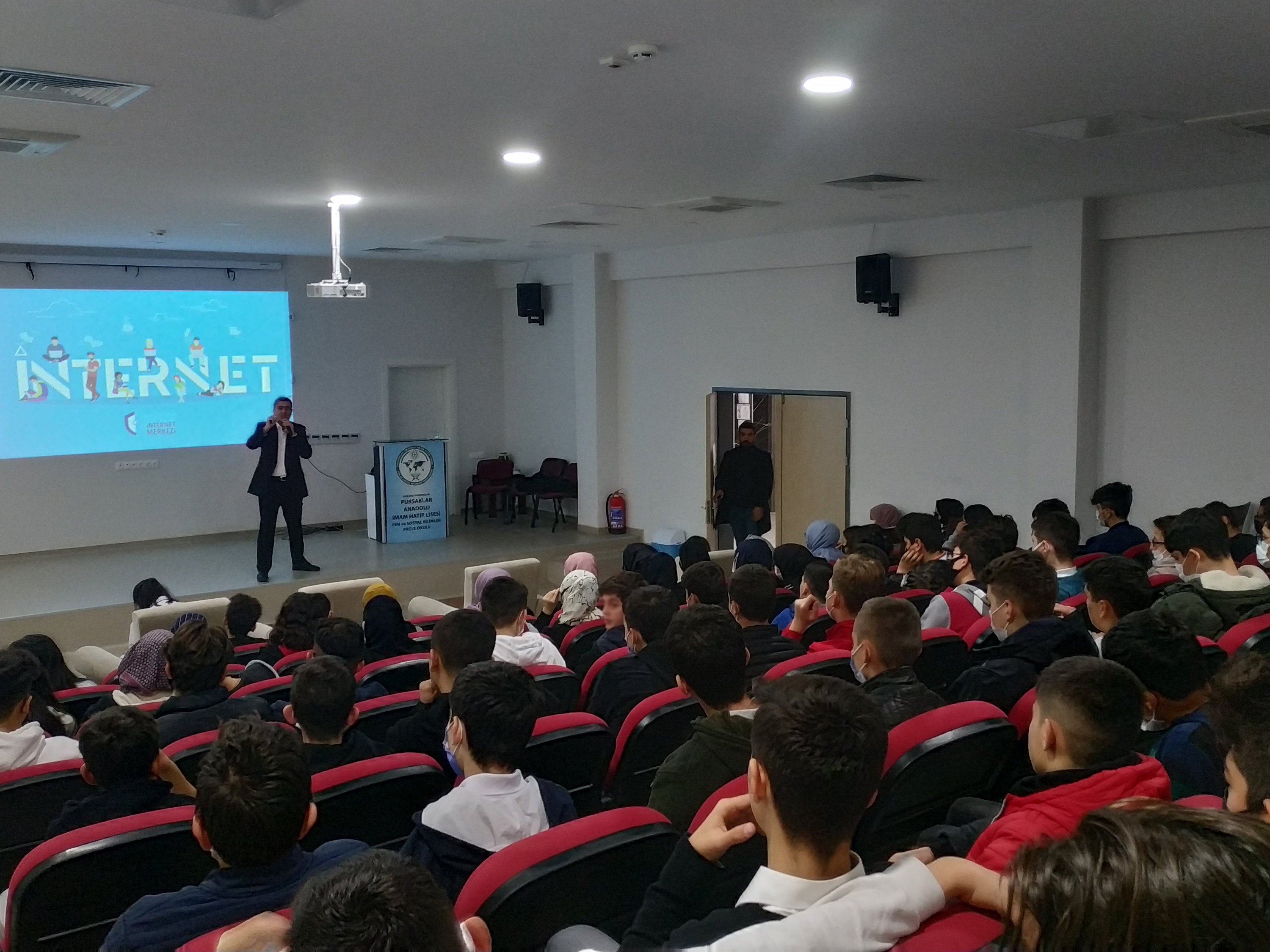 Ankara Pursaklar AİHL Fen ve Sosyal Bilimler Proje Okulu Öğrencilerine Yönelik Bilinçli ve Güvenli İnternet Kullanımı Semineri