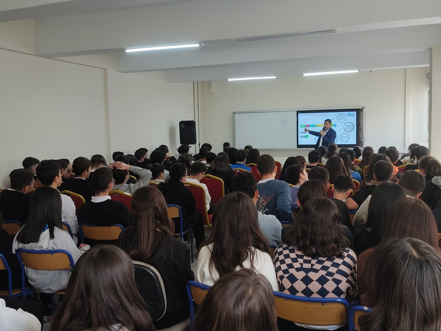 Ankara Keçiören Kalaba Lisesi Öğrencilerine Yönelik Bilinçli ve Güvenli İnternet Kullanımı Semineri