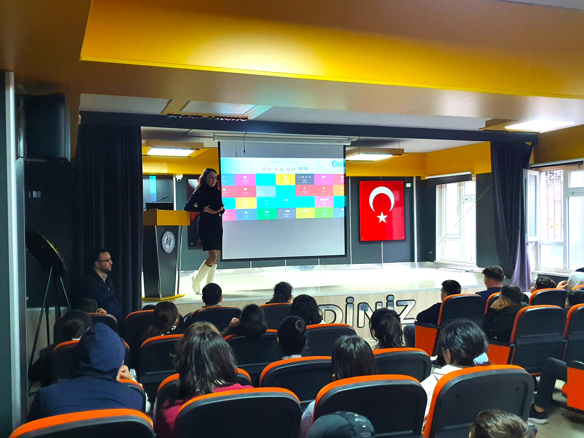 İstanbul Ümraniye Ahmet Yavuz Ortaokulu Öğrencilerine Yönelik Bilinçli ve Güvenli İnternet Kullanımı Semineri